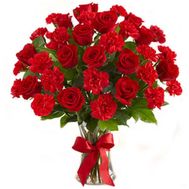 Букет цветов из 12 роз и 15 гвоздики