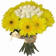 Букет цветов из 15 роз и 9 гербер