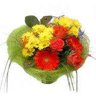 Bouquet of flowers from 3 roses, 2 gerberas and 2 chrysanthemums