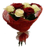 Букет із 7 різнокольорових троянд