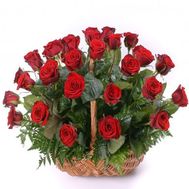 Корзина из 25 красных роз