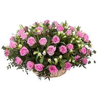 Кошик з троянд і альстромерій