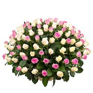 Кошик з 125 різнокольорових троянд