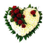 Сердце из роз и хризантем