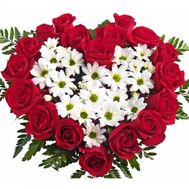 Сердце из роз и хризантем