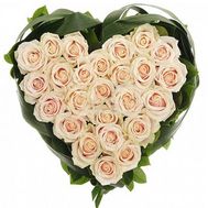 Сердце из 25 белых роз