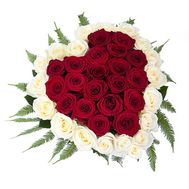 Сердце из 39 красных и белых роз