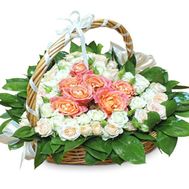 Сердце из кремовых и персиковых роз