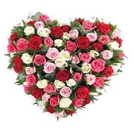 Сердце из 51 разноцветной розы