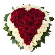 Сердце из 51 белых и красных роз