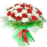 Букет из 15 роз и 16 хризантем с зеленью