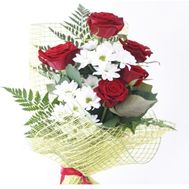 Bouquet of 5 roses and 2 chrysanthemums