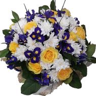 Букет из 11 роз, 13 ирисов и 7 хризантем