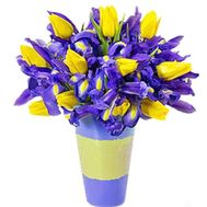 Букет из ирисов и желтых тюльпанов