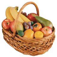 Фруктовая корзина с виноградом, бананами, грушами, яблоками, апельсинами.