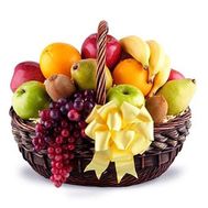 Корзина с фруктами: виноград, апельсины, груши, киви, яблоки, апельсины, бананы