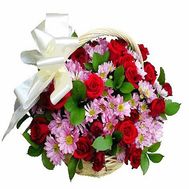 Корзина цветов из 21 розы и 10 хризантем