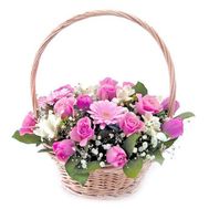 Корзина цветов из 5 роз, 9 тюльпанов, 3 гербер и 6 альстомерий