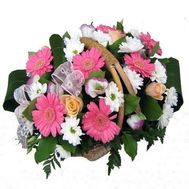 Корзина цветов из 7 гербер, 5 хризантем и 5 роз