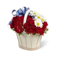 Корзинка цветов из 11 роз, 7 гвоздик и 3 хризантем