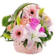Корзинка цветов из 3 герберы, 3 роз, 1 лилии и 5 гвоздики