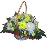 Корзинка цветов из 10 хризантем и 7 гвоздик