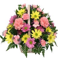 Корзинка цветов из 15 хризантем и 10 гвоздик