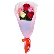 Букет із 5 різнокольорових троянд