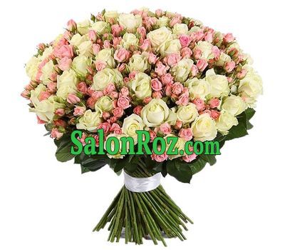 A chic bouquet of spray and common roses A chic bouquet of spray and common roses