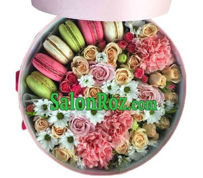 Bouquet in a round box with Macarons Bouquet in a round box with Macarons