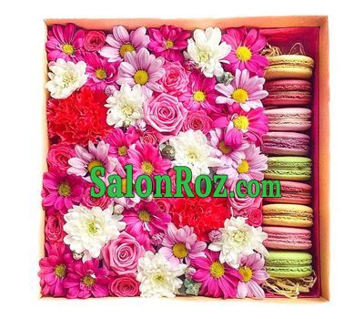 Bouquet in a square box and macarons Bouquet in a square box and macarons