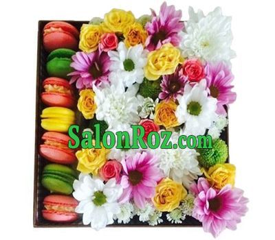 Flowers and macarons in a square box Flowers and macarons in a square box