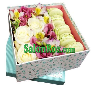 Flowers and macarons in a square box Flowers and macarons in a square box
