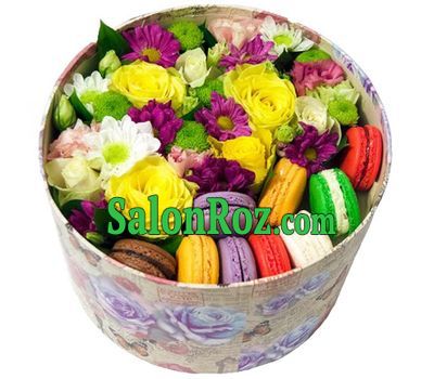 Amazing box with flowers and macarons Amazing box with flowers and macarons