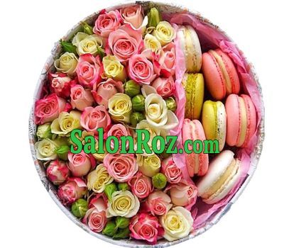 Box with spray roses and macarons Box with spray roses and macarons
