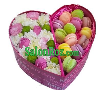 Box heart with flowers and macarons Box heart with flowers and macarons