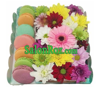 Box with flowers and macarons Box with flowers and macarons