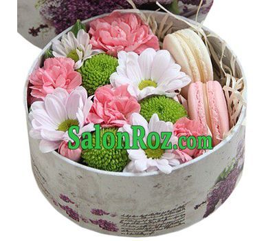 A small box of flowers with macarons A small box of flowers with macarons