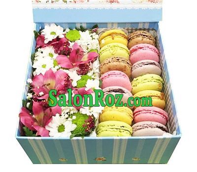 Gift box with flowers and macarons Gift box with flowers and macarons