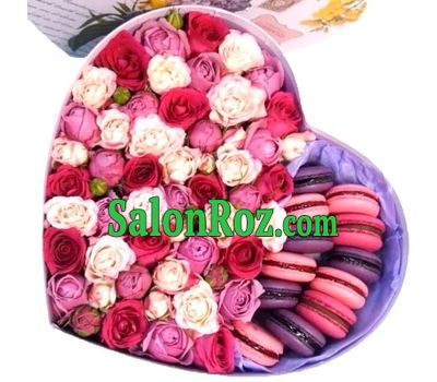 Elegant box with roses and macarons Elegant box with roses and macarons