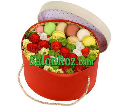 Magnificent composition in a round box with macarons Magnificent composition in a round box with macarons
