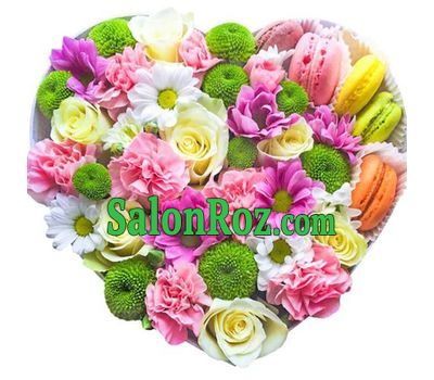 Merry heart box with flowers and macarons Merry heart box with flowers and macarons
