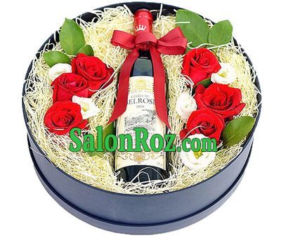 Flowers in a round box of wine Flowers in a round box of wine