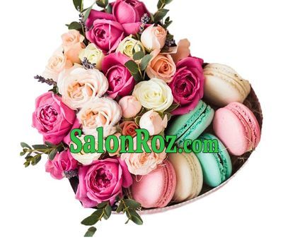 Box of flowers in the form of heart with macarons Box of flowers in the form of heart with macarons
