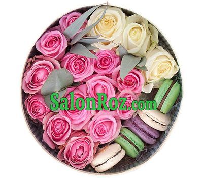 Round box with roses and macarons Round box with roses and macarons