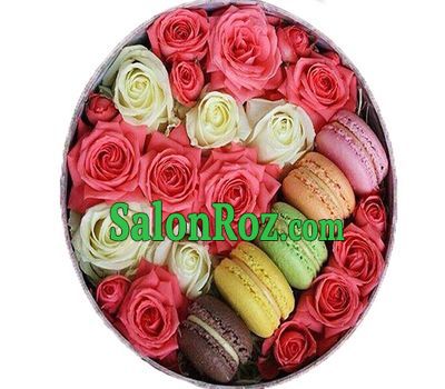 Round box with roses and macarons Round box with roses and macarons