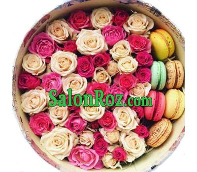 Shrub roses and macarons in a round box Shrub roses and macarons in a round box