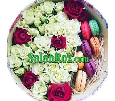 Roses and Macarons in a round box Roses and Macarons in a round box