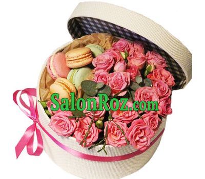 Roses and macarons in a round box Roses and macarons in a round box