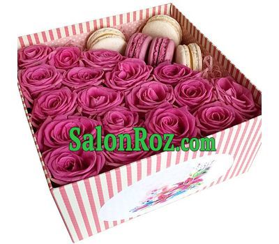 Roses in a square box with Macarons Roses in a square box with Macarons
